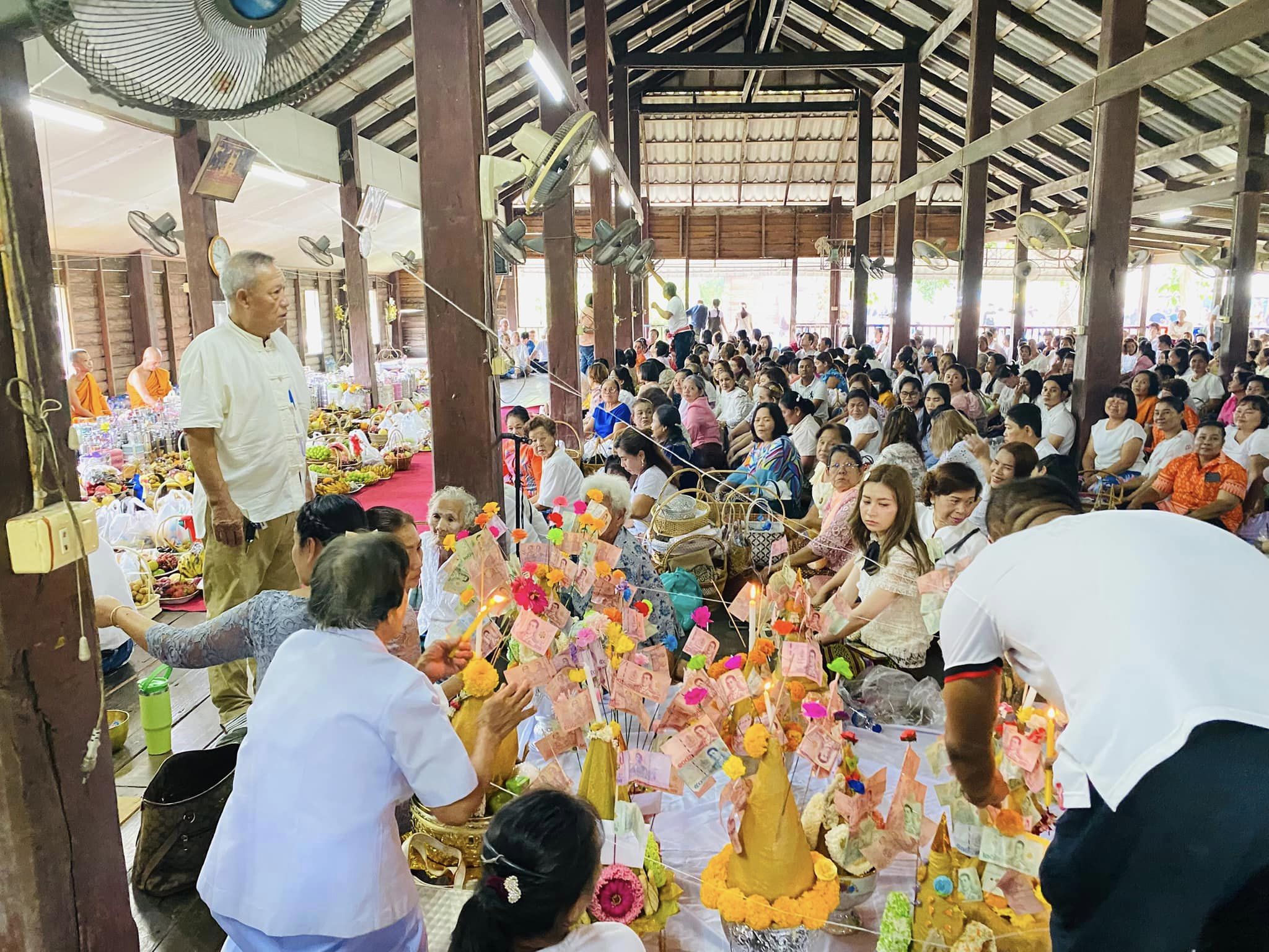 วันพุธที่ 2 ตุลาคม 2567 เวลา 08:00 น. เทศบาลตำบลเคียนซาโดยนายอภิชาติ  สวัสดี  นายกเทศมนตรีตำบลเคียนซา พร้อมด้วย คณะผู้บริหาร ประธานสภาเทศบาล สมาชิกสภาเทศบาล ปลัดเทศบาล  รองปลัดเทศบาล 
 พนักงานเทศบาลและพนักงานจ้างเทศบาลตำบลเคียนซา ร่วมกับ ผู้นำชุมชน กรรมการชุมชนกะพ้อจันทน์ กรรมการชุมชนในบ้านร่วมใจ และประชาชนในเขตพื้นที่เทศบาลตำบลเคียนซา เข้าโครงการจัดงานวันสารทเดือนสิบ ประจำปี 2567 ณ วัดเพ็งประดิษฐาราม