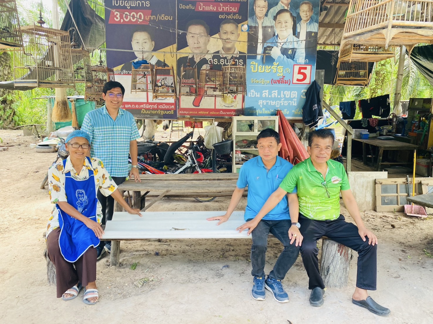 วันพุธที่ 23 กรกฎาคม 2568 เวลาประมาณ 10.30 น. นายอภิชาติ สวัสดี นายกเทศมนตรีตำบลเคียนซา มอบหมายให้ นายณัฏฐ์ ศรีนาค นักวิชาการศึกษาชำนาญการ รักษาราชการแทน หัวหน้าสำนักปลัดเทศบาลตำบลเคียนซา,นายธณรัช ละหารเพ็ชร ผู้อำนวยการกองช่าง, เจ้าพนักงานป้องกันและบรรเทาสาธารณภัยฯ และเจ้าหน้าที่ที่เกี่ยวข้อง ลงพื้นที่มอบกระเบื้องและอุปกรณ์เพื่อการซ่อมแซมบ้านเรือนของผู้ประสบภัยที่ได้รับผลกระทบจากวาตภัย ในเขตพื้นที่เทศบาลตำบลเคียนซา