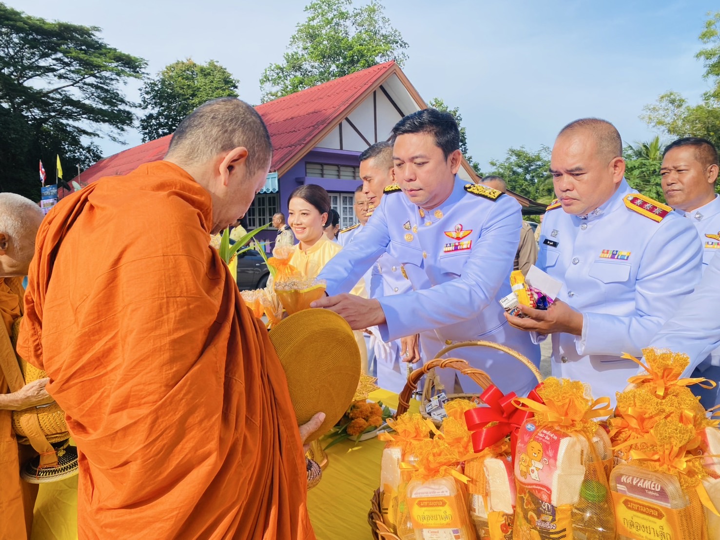 วันจันทร์ที่ 28 กรกฎาคม 2568 
นายอภิชาติ สวัสดี นายกเทศมนตรีตำบลเคียนซา พร้อมด้วย สมาชิกสภาเทศบาล พนักงานเทศบาล และพนักงานจ้างเทศบาลตำบลเคียนซา เข้าร่วมกิจกรรมเฉลิมพระเกียรติพระบาทสมเด็จพระเจ้าอยู่หัว เนื่องในโอกาสวันเฉลิมพระชนมพรรษา 28 กรกฎาคม 2568
📍เวลา  06.30 น. พิธีเจริญพระพุทธมนต์และทำบุญตักบาตรถวายพระราชกุศล
📍เวลา  17.30 น. พิธีถวายเครื่องราชสักการะและวางพานพุ่ม และพิธีจุดเทียนถวายพระพรชัยมงคล
โดยนายสันติ บุญรอด นายอำเภอเคียนซา เป็นประธานในพิธี ณ ศาลาประชาคมอำเภอเคียนซา