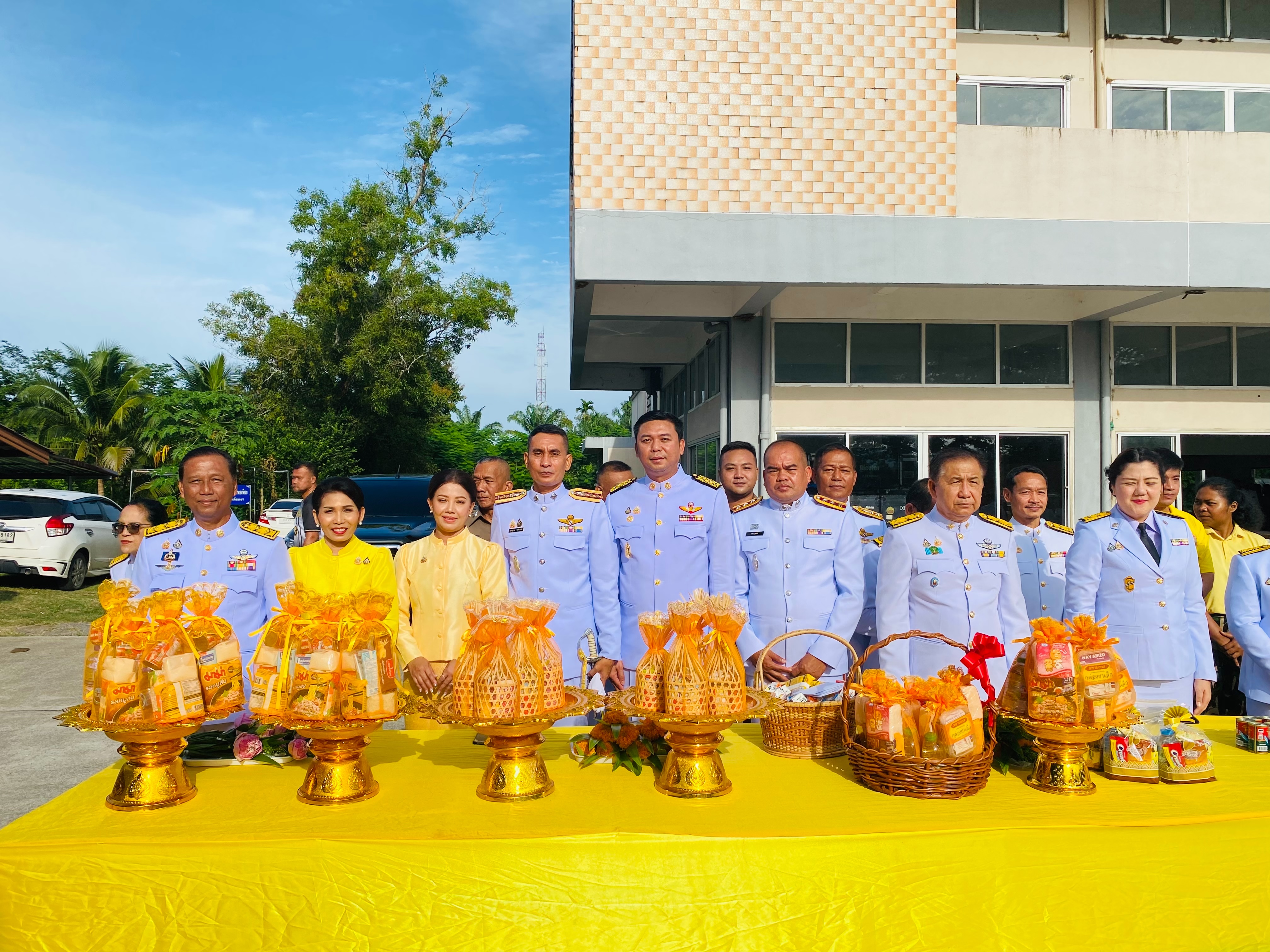 วันจันทร์ที่ 28 กรกฎาคม 2568 
นายอภิชาติ สวัสดี นายกเทศมนตรีตำบลเคียนซา พร้อมด้วย สมาชิกสภาเทศบาล พนักงานเทศบาล และพนักงานจ้างเทศบาลตำบลเคียนซา เข้าร่วมกิจกรรมเฉลิมพระเกียรติพระบาทสมเด็จพระเจ้าอยู่หัว เนื่องในโอกาสวันเฉลิมพระชนมพรรษา 28 กรกฎาคม 2568
📍เวลา  06.30 น. พิธีเจริญพระพุทธมนต์และทำบุญตักบาตรถวายพระราชกุศล