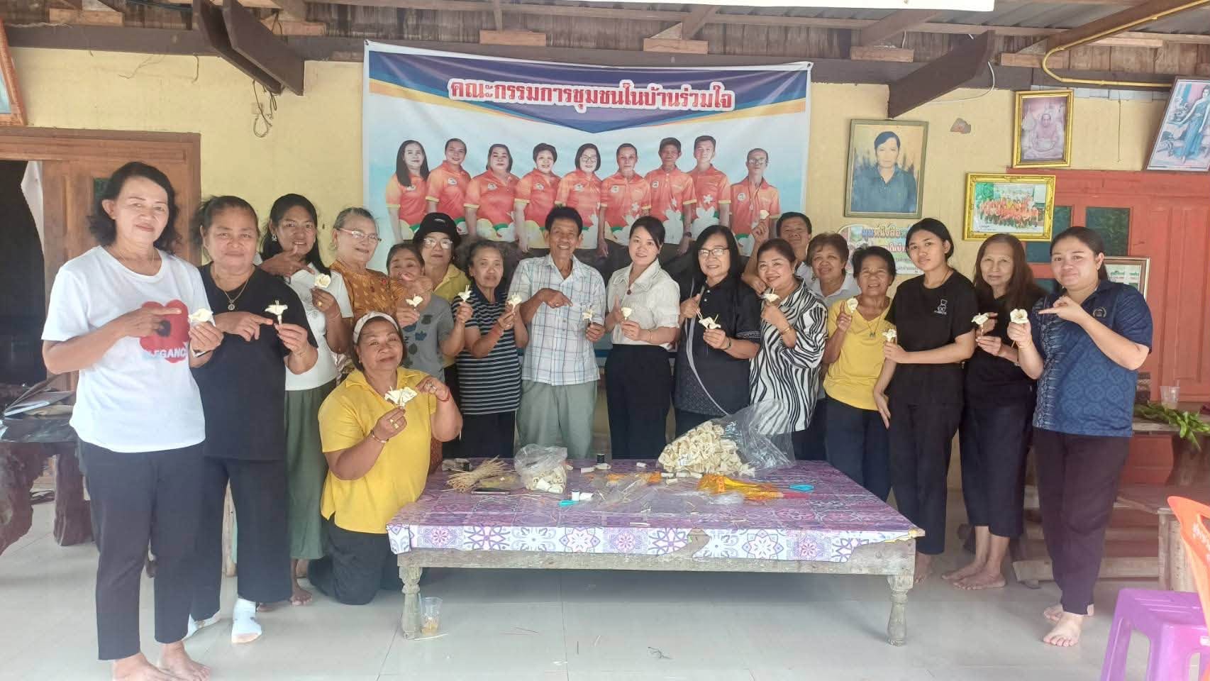 ชุมชนบ้านร่วมใจ ได้จัดกิจกรรมประดิษฐ์ดอกไม้จันทน์ขึ้นเพื่อถวายเป็นพระราชกุศล