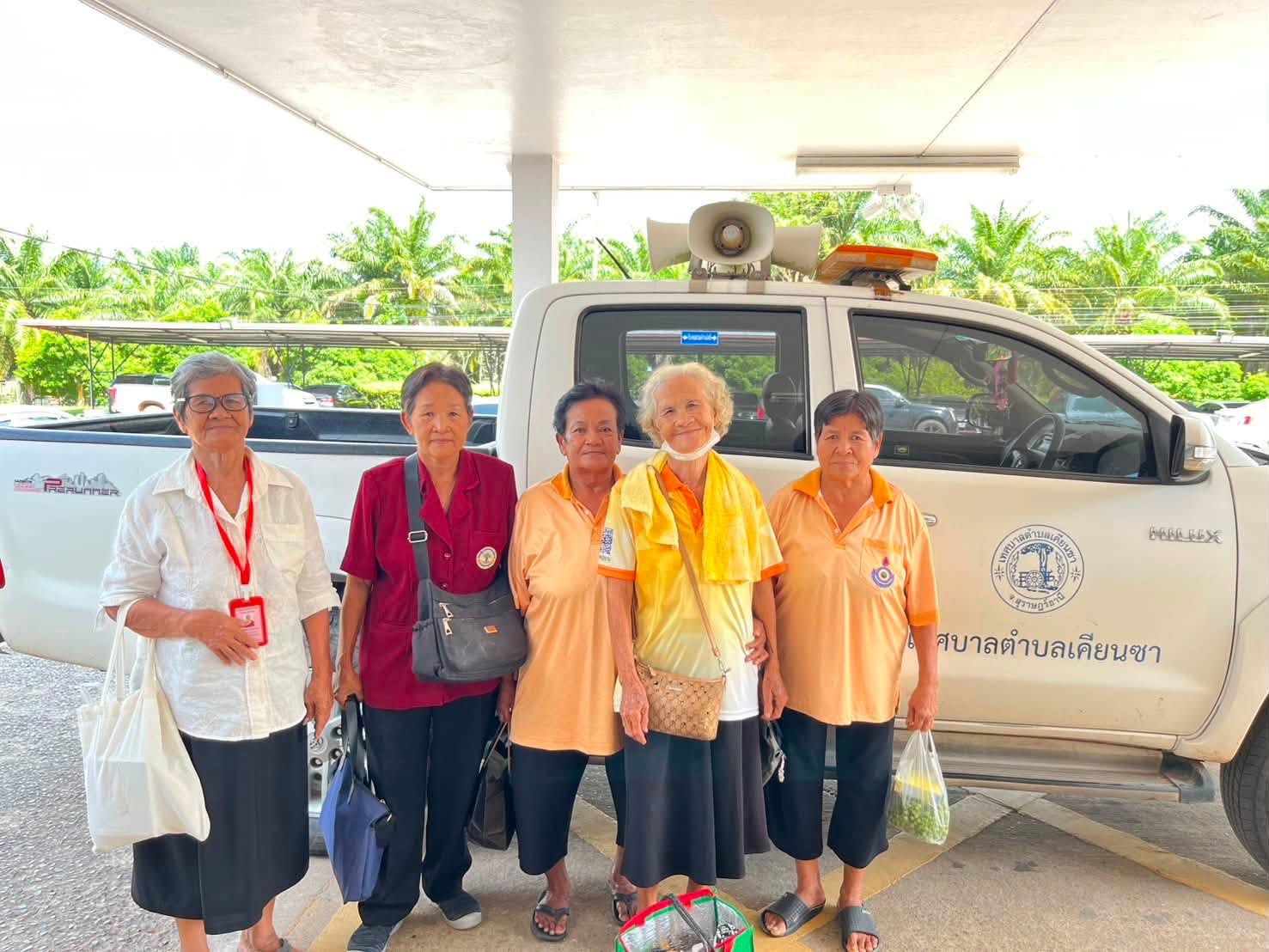 อำนวยความสะดวกในการรับ-ส่งผู้สูงอายุในเขตพื้นที่ เพื่อเข้าร่วมกิจกรรม "โรงเรียนผู้สูงอายุแก่นจันทน์กะพ้อ" ซึ่งจัดขึ้นร่วมกับโรงพยาบาลเคียนซา