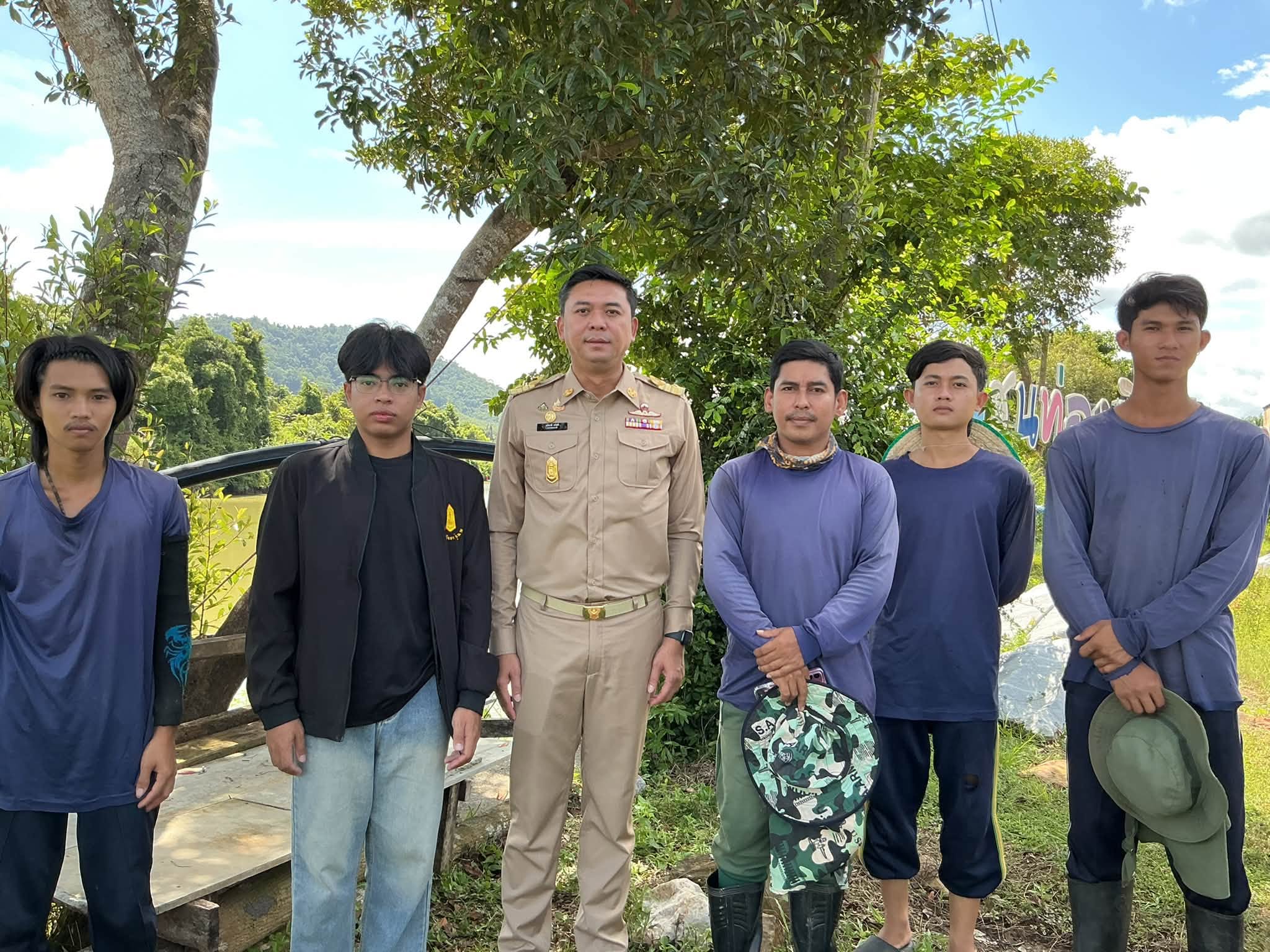 ต้อนรับคณะเจ้าหน้าที่ทีมเจาะสำรวจดิน จากกรมโยธาธิการและผังเมือง เพื่อเข้าเจาะสำรวจชั้นดิน (Boring Test) ในพื้นที่สวนน้ำจันทน์กะพ้อ ซึ่งเป็นโครงการพัฒนาพื้นที่กลุ่มจังหวัดภาคใต้ฝั่งภาคใต้อ่าวไทย ระยะที่ 3 จังหวัดสุราษฏร์ธานี