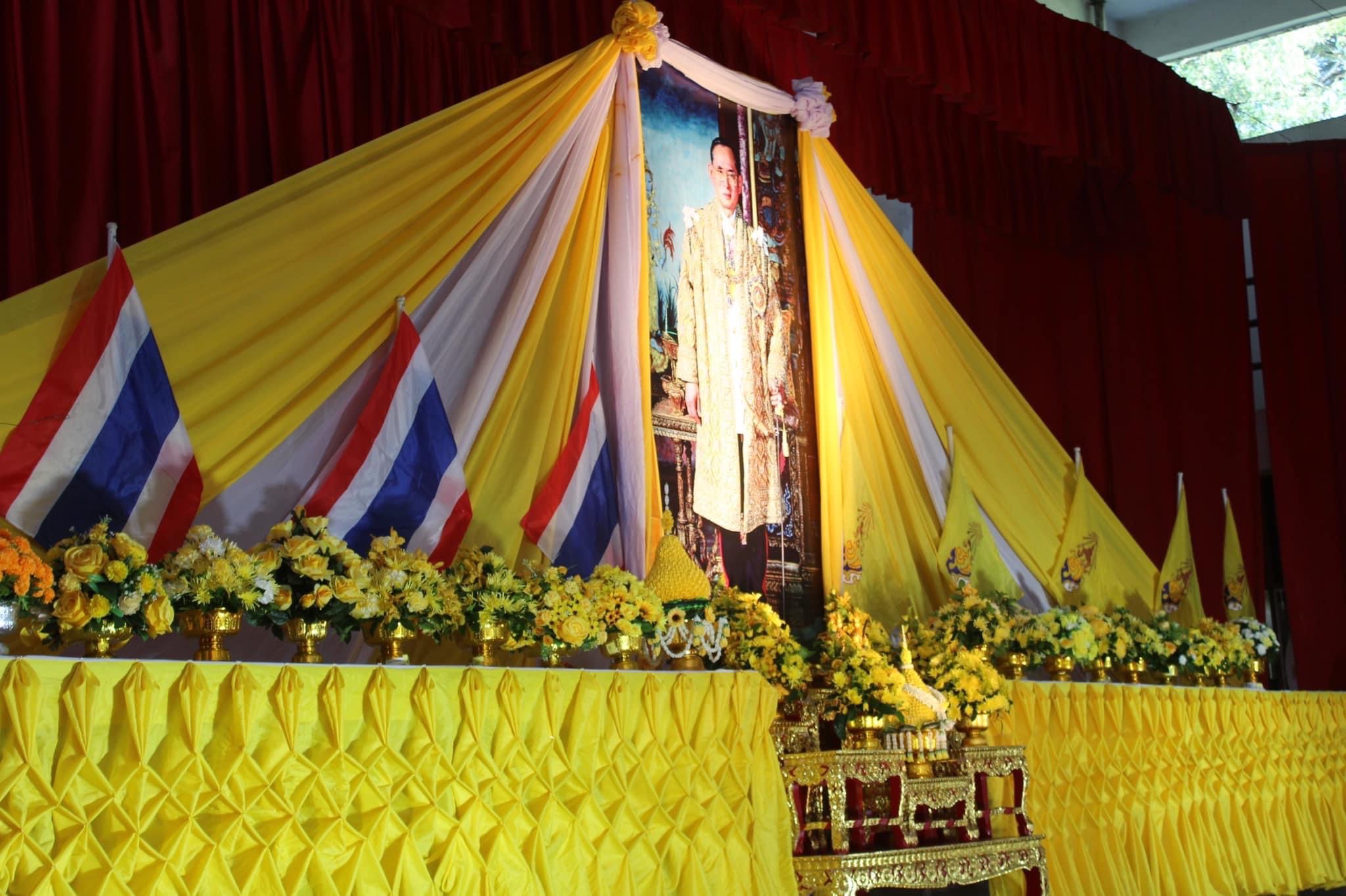  ร่วมพิธีทำบุญตักบาตรถวายพระราชกุศล และพิธีถวายพานพุ่มดอกไม้ พิธีถวายบังคมหน้าพระบรมฉายาลักษณ์พระบาทสมเด็จพระบรมชนกาธิเบศร