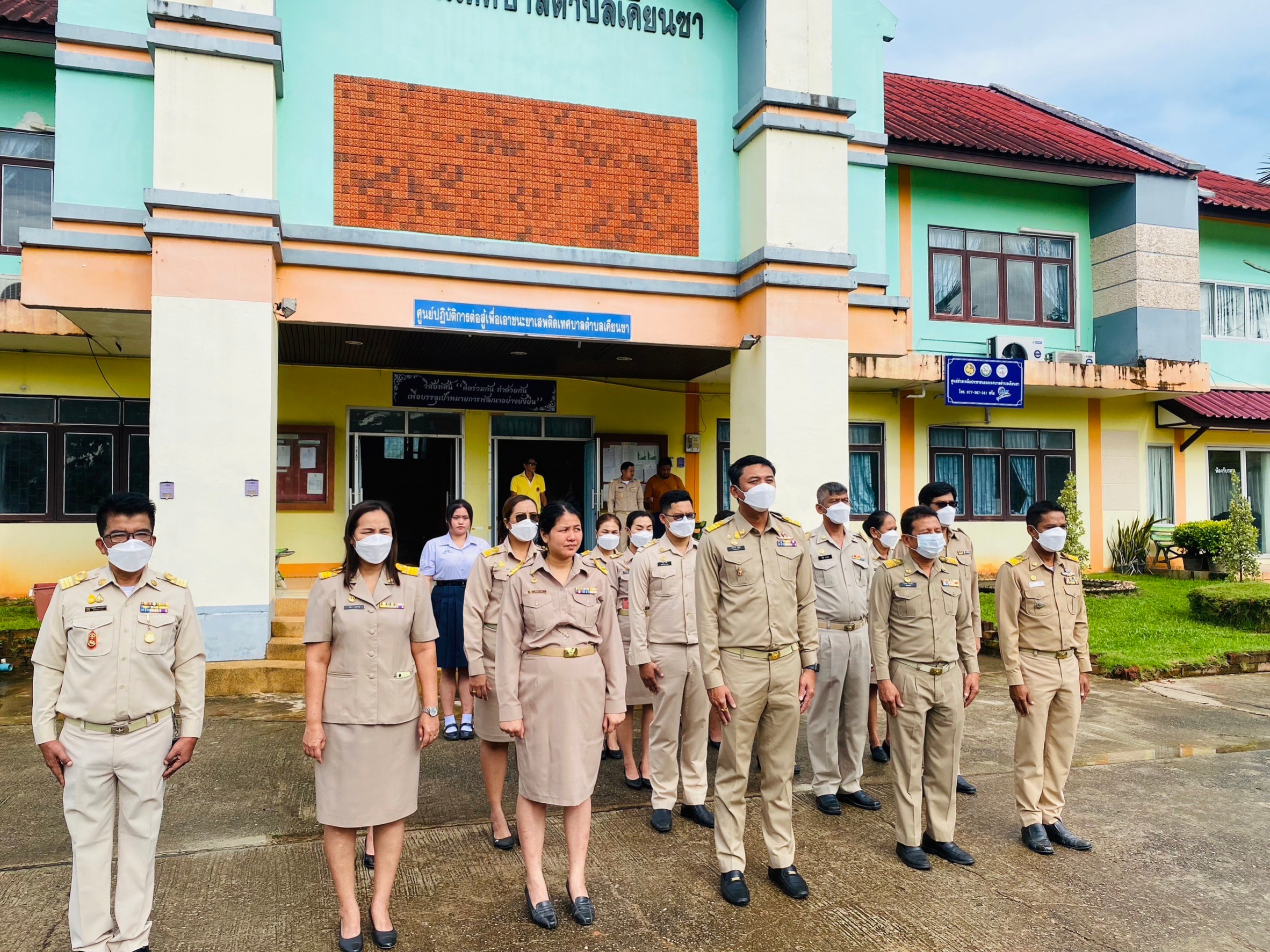 #กิจกรรมเนื่องในวันพระราชทานธงชาติไทย(Thai National Day) วันพฤหัสบดี ที่ 28 กันยายน พ.ศ.2566 เวลา 08.00 น.นายอภิชาติ สวัสดี นายกเทศมนตรีตำบลเคียนซา นำคณะผู้บริหาร พนักงานเทศบาล และพนักงานจ้าง  จัดกิจกรรมเคารพธงชาติไทย ณ บริเวณหน้าเสาธงของหน่วยงาน &#128304;ซึ่งวันที่ 28 กันยายน 2566 นี้ เป็นวันครบรอบ 106 ปี วันพระราชทานธงชาติไทย เป็นวันที่ระลึกโอกาสที่พระบาทสมเด็จพระมงกุฎเกล้าเจ้าอยู่หัว (รัชกาลที่ 6) ทรงพระราชทานธงไตรรงค์เป็นธงชาติไทย เมื่อวันที่ 28 กันยายน พ.ศ. 2460  ซึ่งต่อมาในปี พ.ศ. 2560 สำนักนายกรัฐมนตรี ได้เสนอให้วันที่ 28 กันยายนของทุกปี เป็นวันพระราชทานธงชาติไทย โดยประเทศไทยนั้นถือเป็นประเทศที่ 54 ของโลกที่มีวันธงชาติ